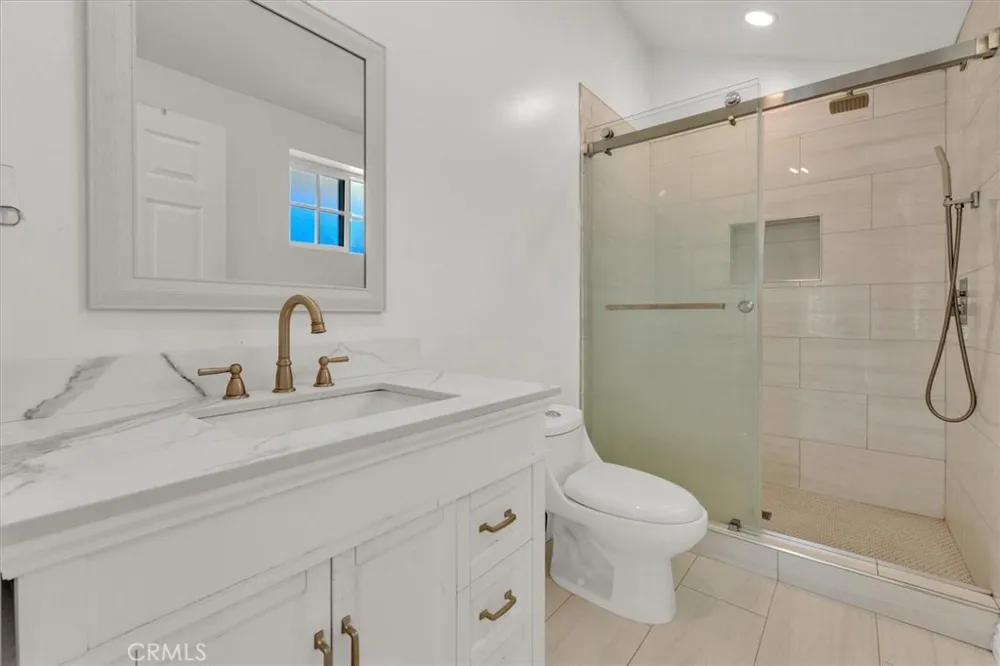 22720 Oxnard Street Woodland Hills, CA 91367
