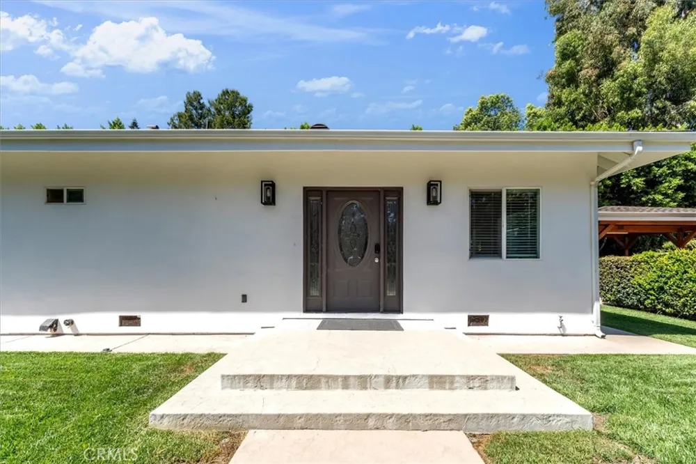 22720 Oxnard Street Woodland Hills, CA 91367