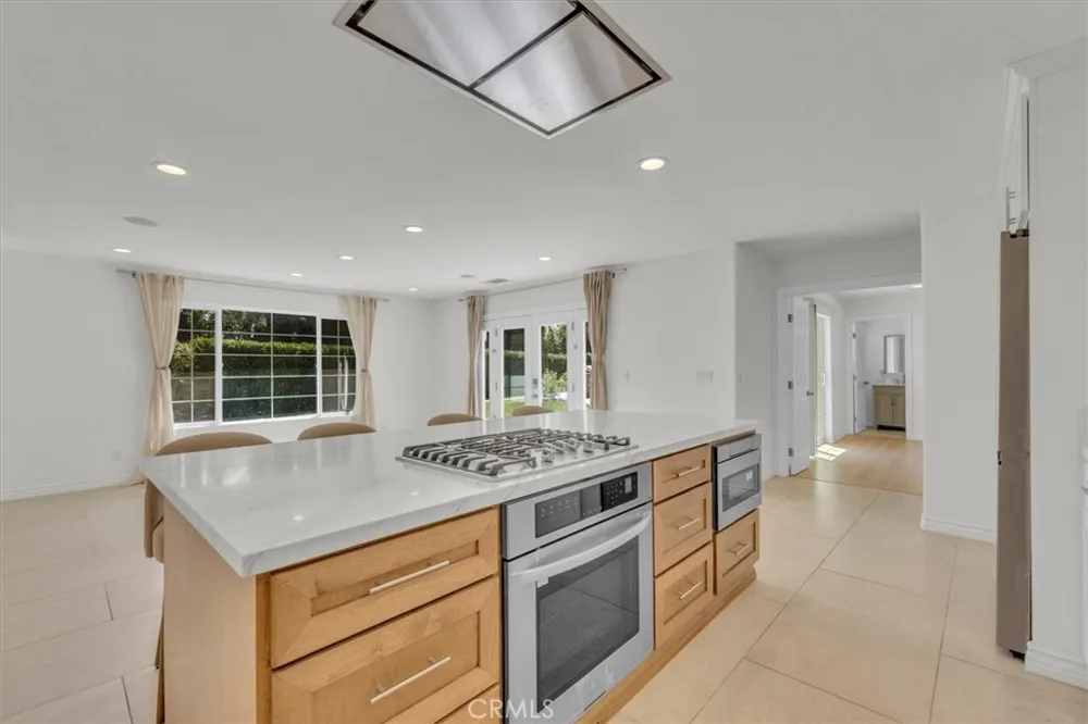 22720 Oxnard Street Woodland Hills, CA 91367