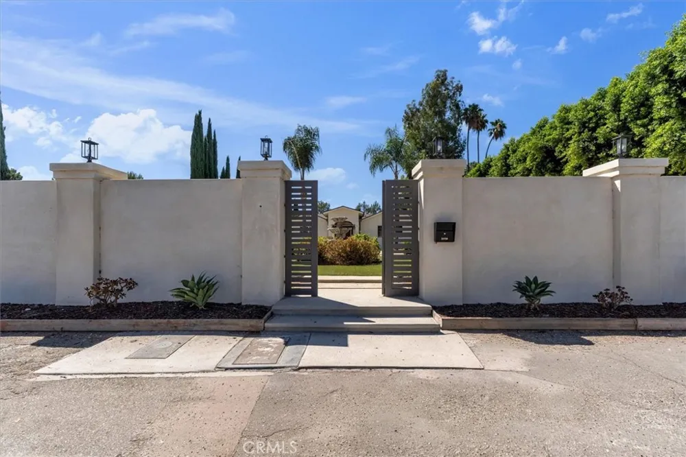 22720 Oxnard Street Woodland Hills, CA 91367