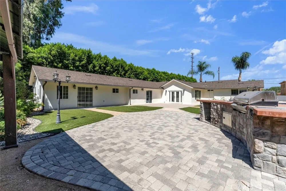 22720 Oxnard Street Woodland Hills, CA 91367