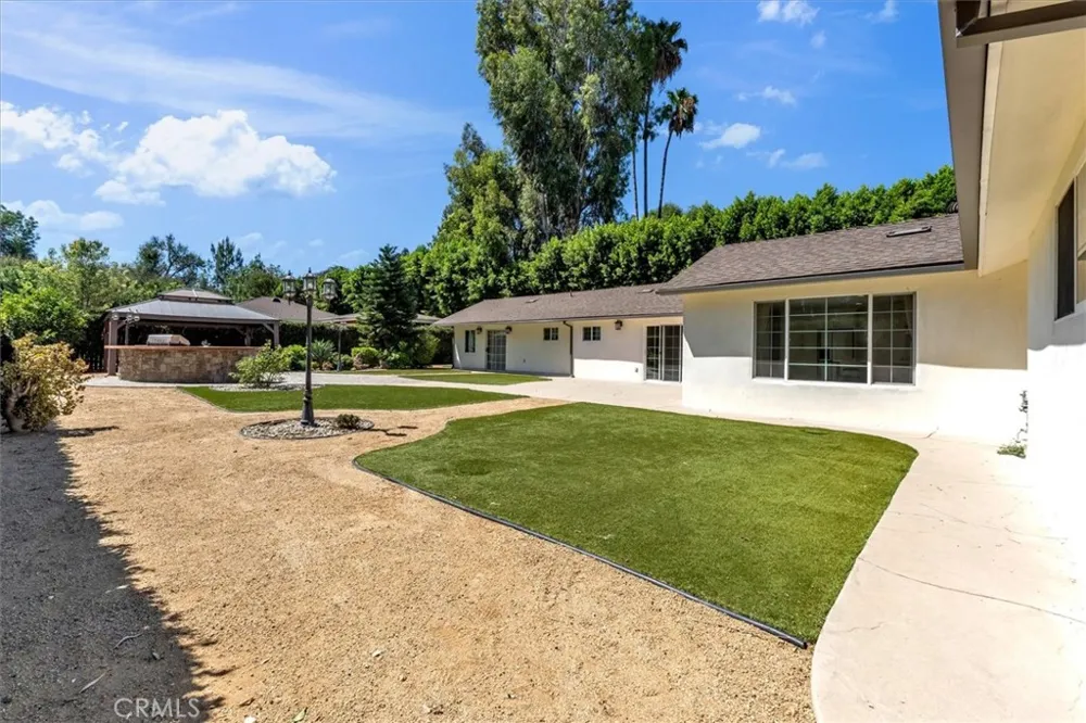 22720 Oxnard Street Woodland Hills, CA 91367