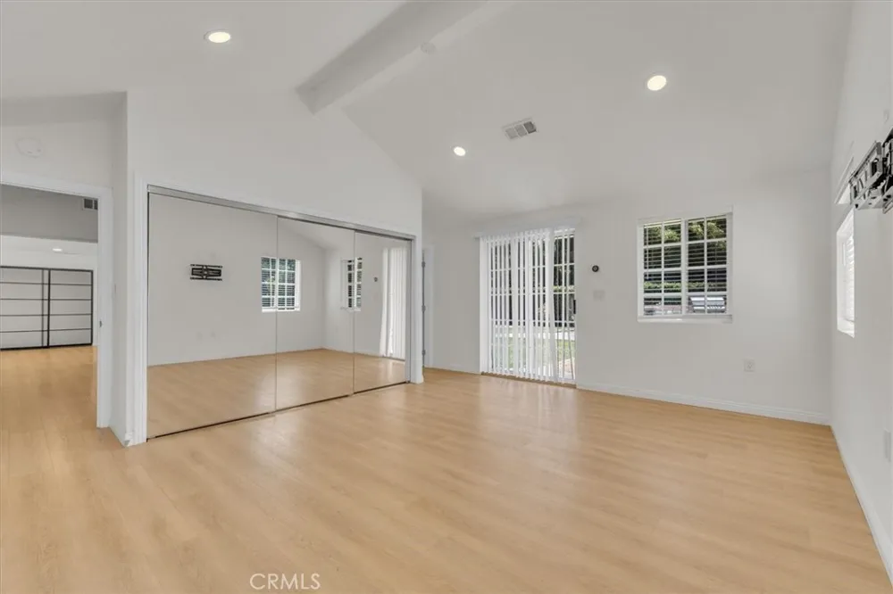 22720 Oxnard Street Woodland Hills, CA 91367