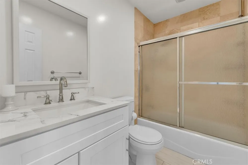 22720 Oxnard Street Woodland Hills, CA 91367