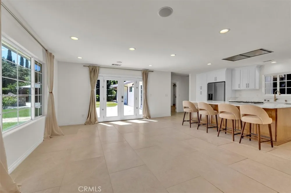 22720 Oxnard Street Woodland Hills, CA 91367