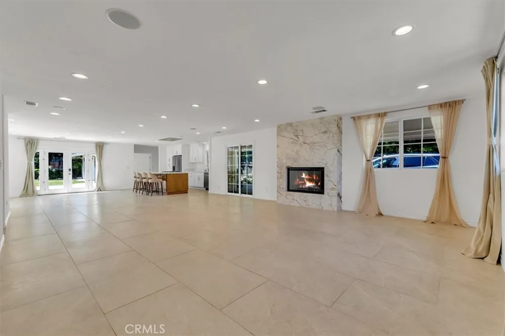 22720 Oxnard Street Woodland Hills, CA 91367