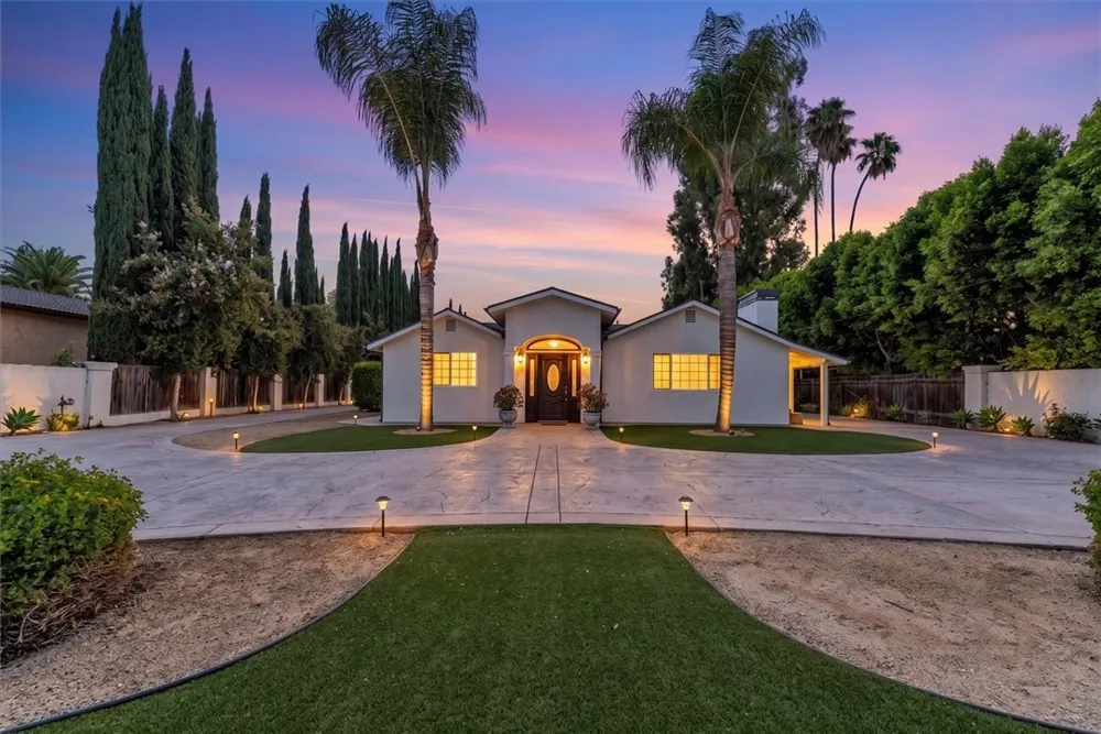 22720 Oxnard Street Woodland Hills, CA 91367
