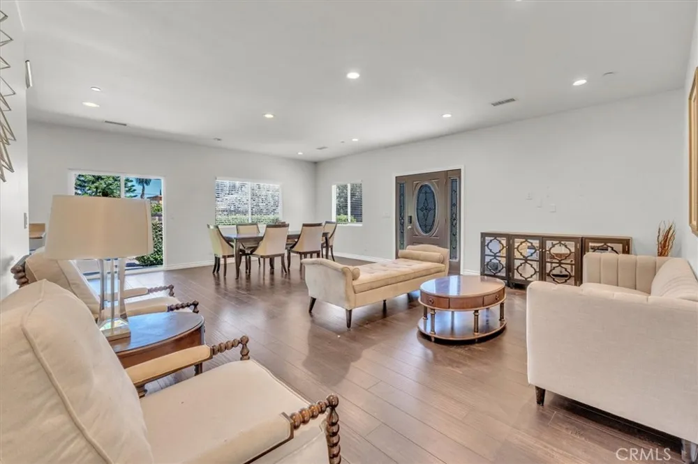 22720 Oxnard Street Woodland Hills, CA 91367