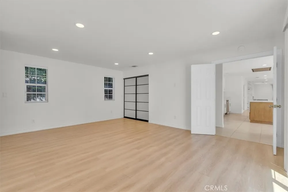 22720 Oxnard Street Woodland Hills, CA 91367
