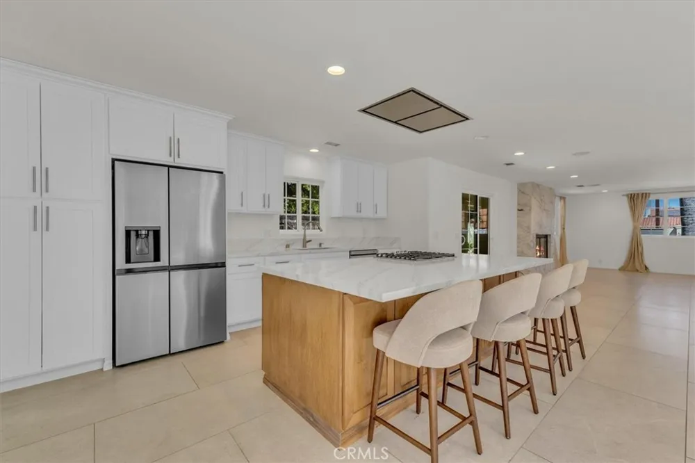 22720 Oxnard Street Woodland Hills, CA 91367