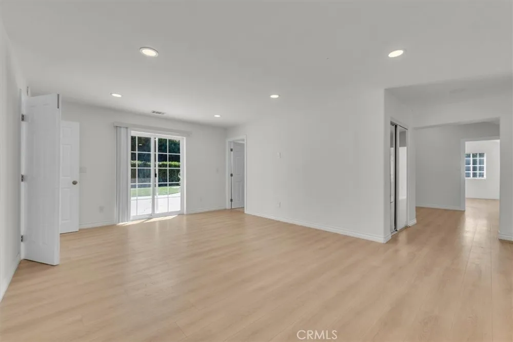 22720 Oxnard Street Woodland Hills, CA 91367
