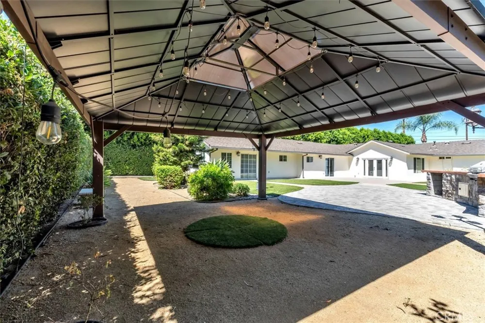 22720 Oxnard Street Woodland Hills, CA 91367