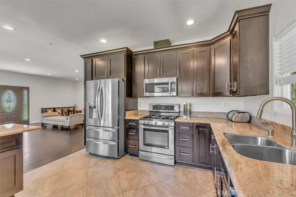 22720 Oxnard Street Woodland Hills, CA 91367