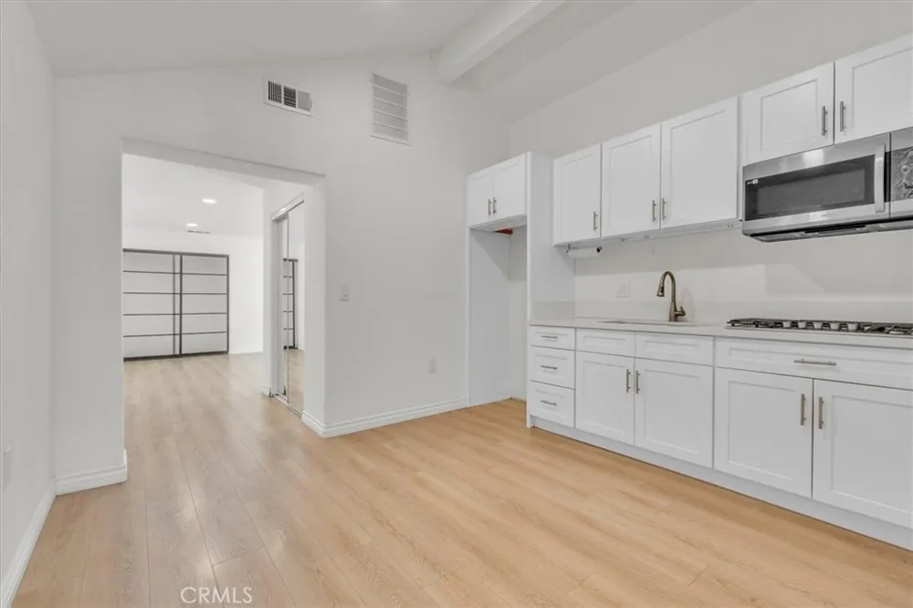 22720 Oxnard Street Woodland Hills, CA 91367