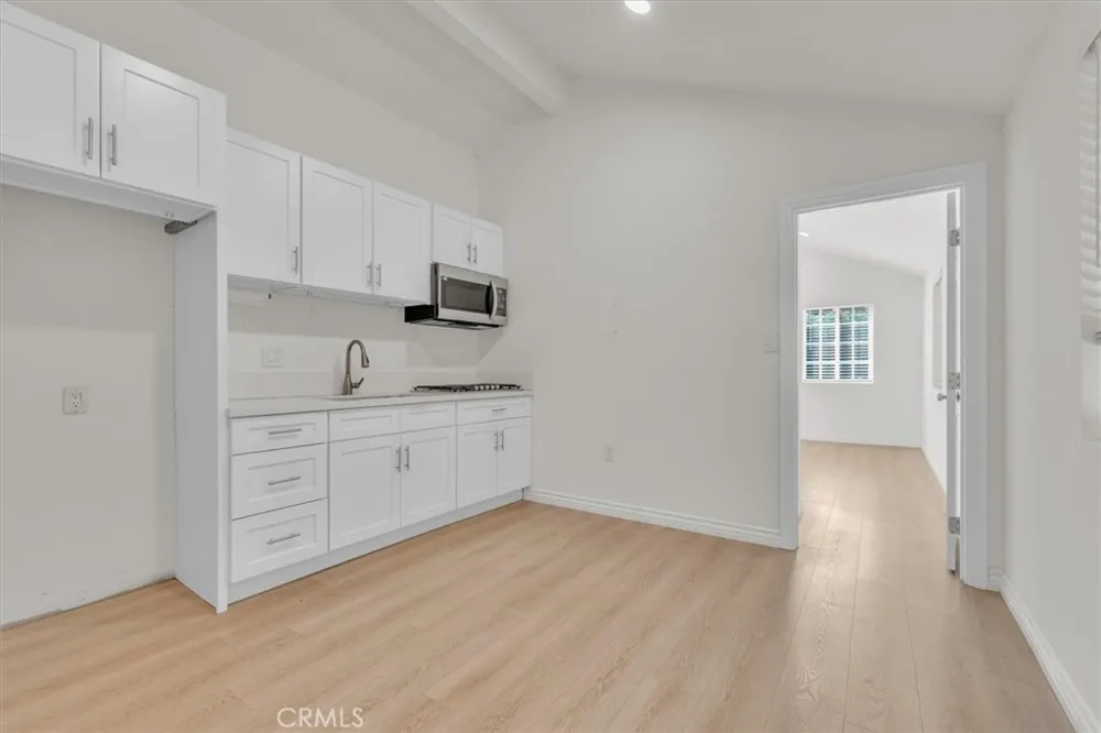 22720 Oxnard Street Woodland Hills, CA 91367