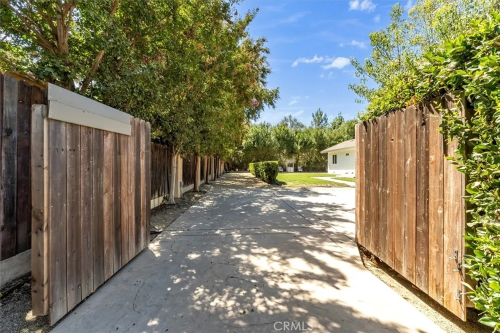 22720 Oxnard Street Woodland Hills, CA 91367