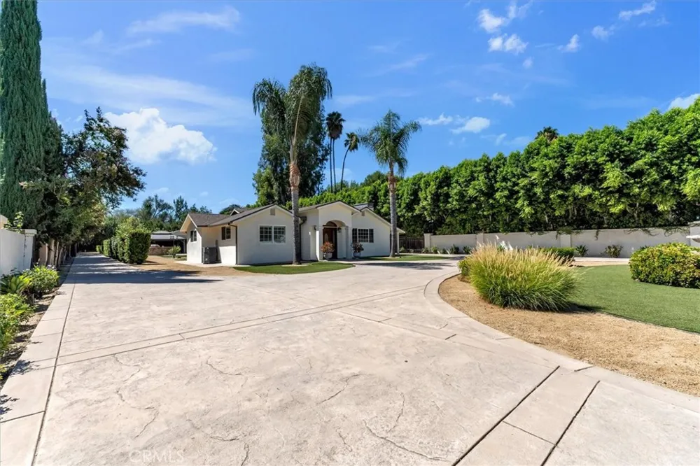 22720 Oxnard Street Woodland Hills, CA 91367