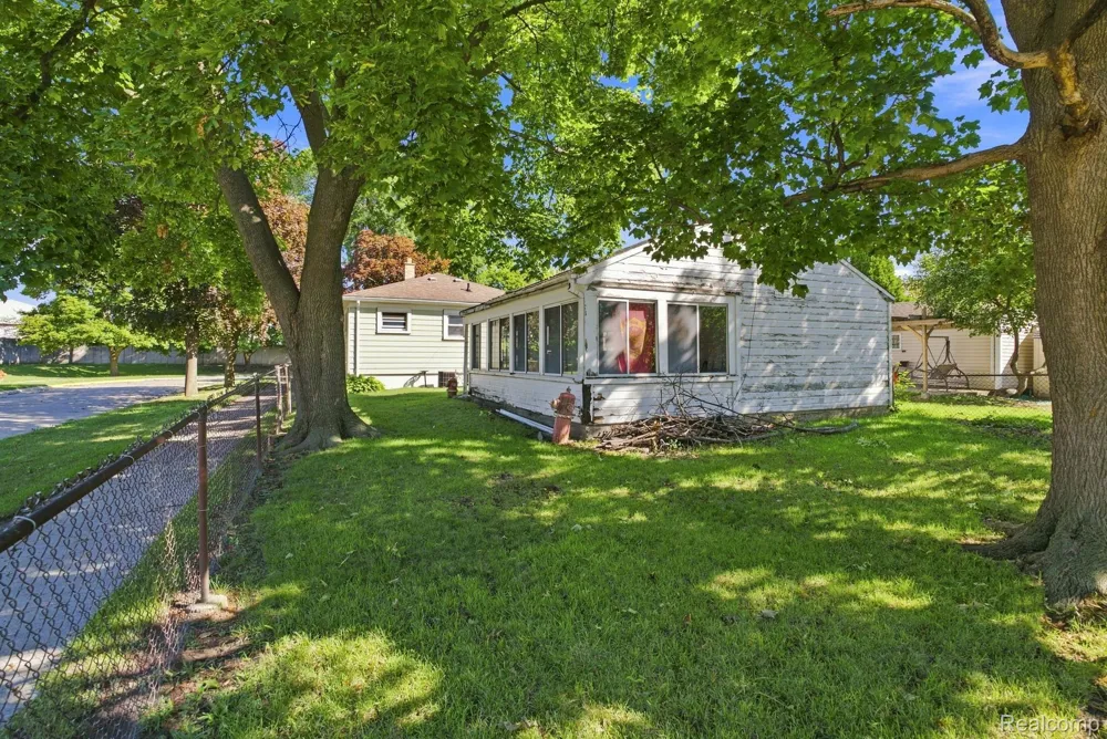 531 Highland Avenue Clawson City, MI 48017