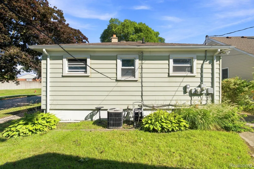 531 Highland Avenue Clawson City, MI 48017