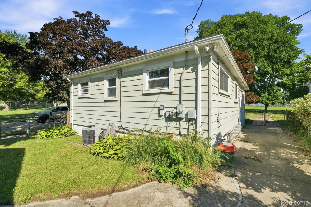 531 Highland Avenue Clawson City, MI 48017