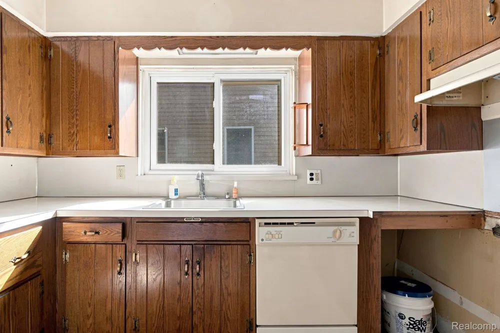 531 Highland Avenue Clawson City, MI 48017