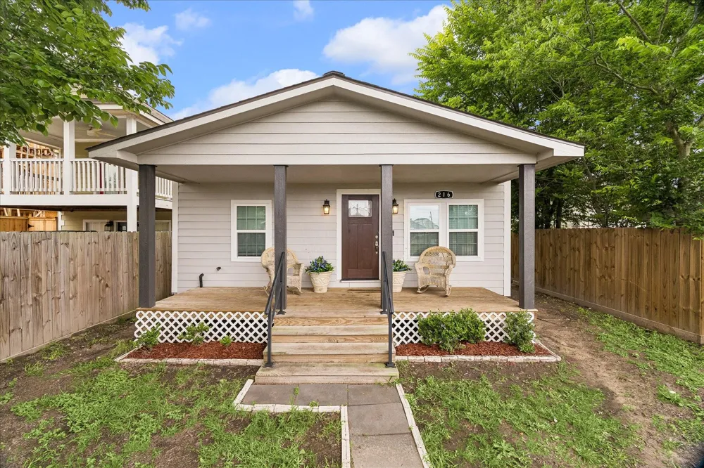 216 E 32nd Street Houston, TX 77018