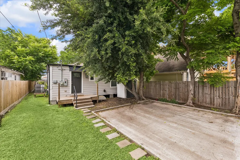 216 E 32nd Street Houston, TX 77018