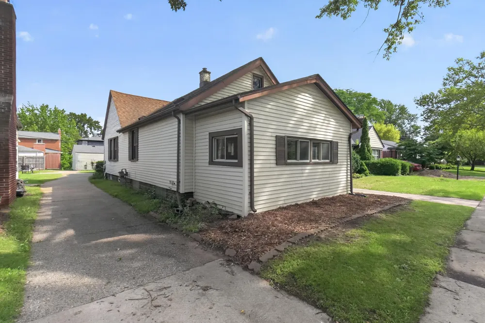 2022 Hampton Road Grosse Pointe Woods City, MI 48236
