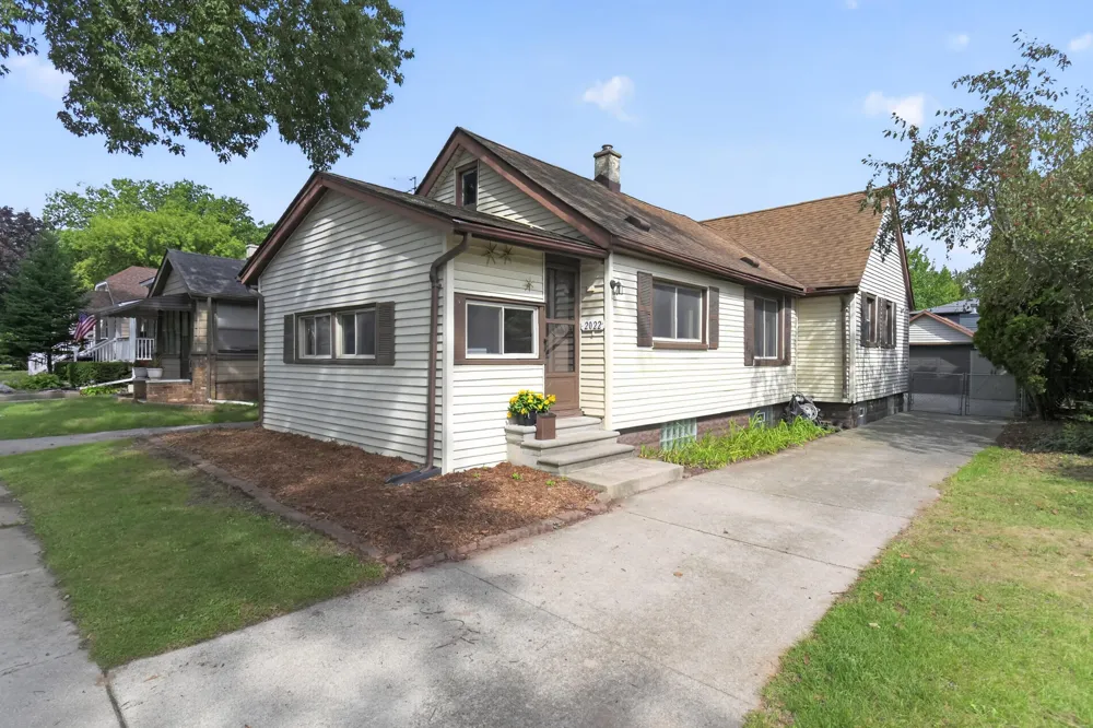 2022 Hampton Road Grosse Pointe Woods City, MI 48236
