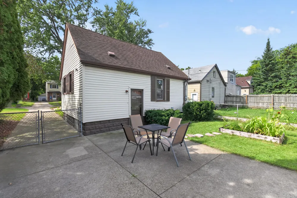 2022 Hampton Road Grosse Pointe Woods City, MI 48236