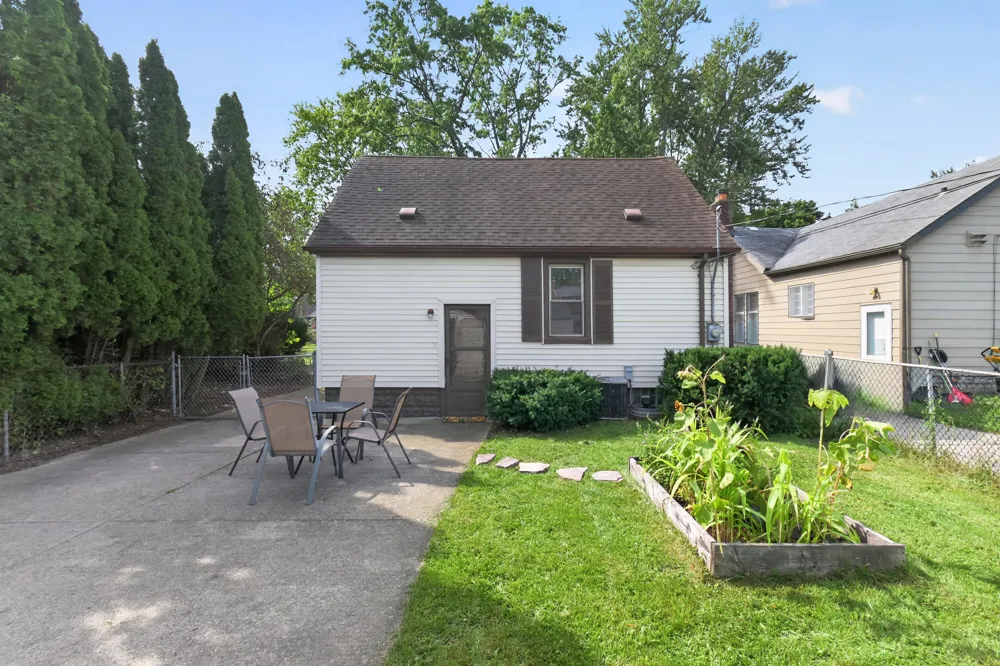 2022 Hampton Road Grosse Pointe Woods City, MI 48236