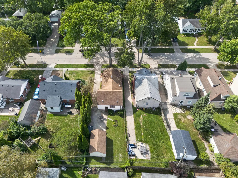 2022 Hampton Road Grosse Pointe Woods City, MI 48236