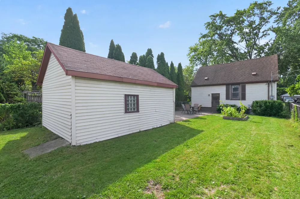 2022 Hampton Road Grosse Pointe Woods City, MI 48236