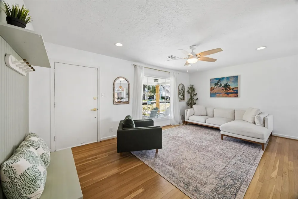 1232 Chantilly Lane Houston, TX 77018