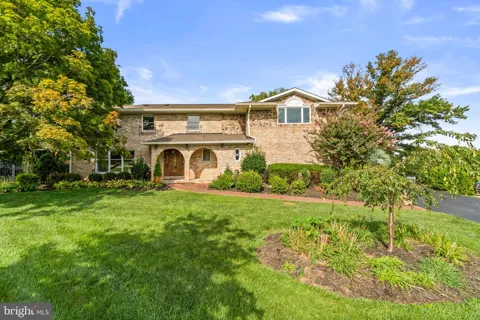 6911 SUMMERSWOOD DRIVE