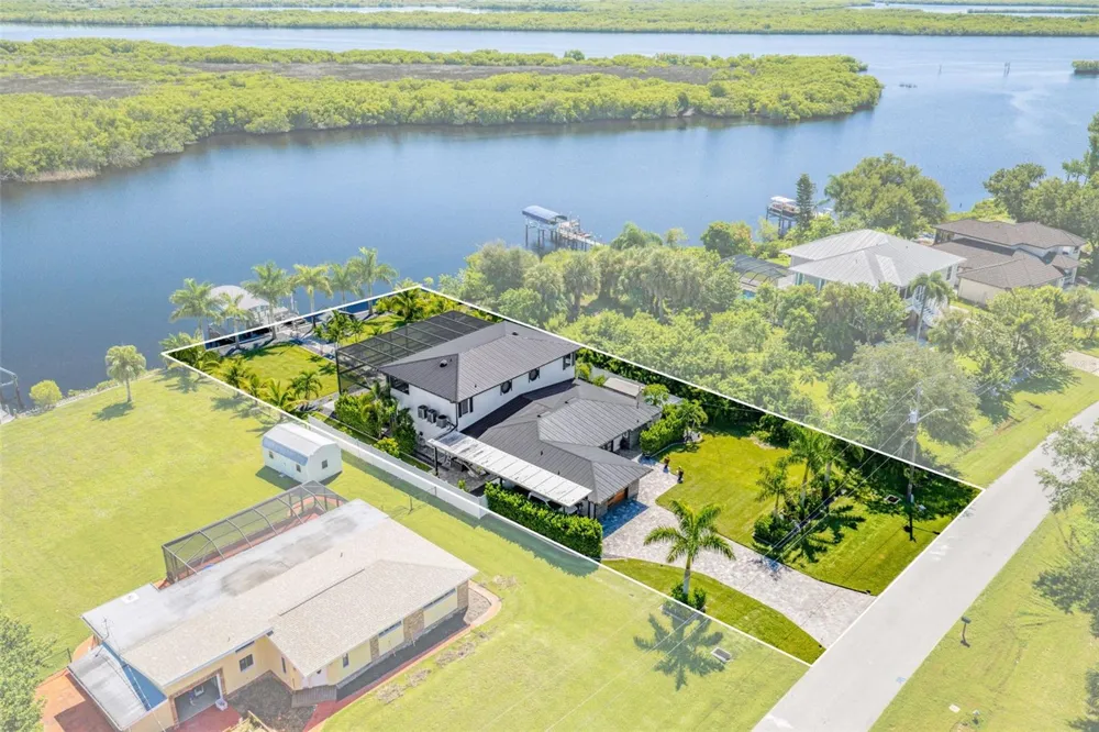 2424 HARBOUR DRIVE Punta Gorda, FL 33983