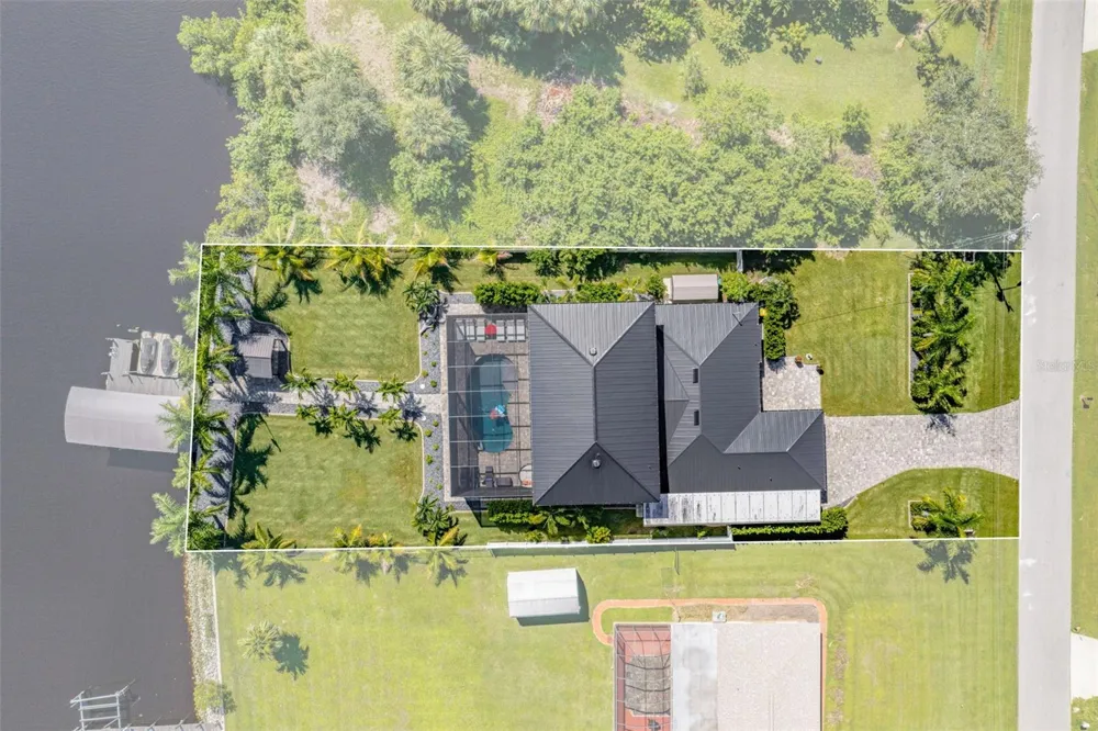 2424 HARBOUR DRIVE Punta Gorda, FL 33983