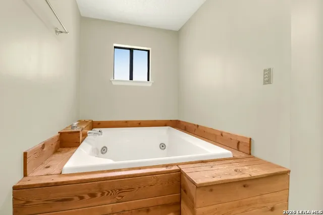146 TWIN OAK RD Seguin, TX 78155
