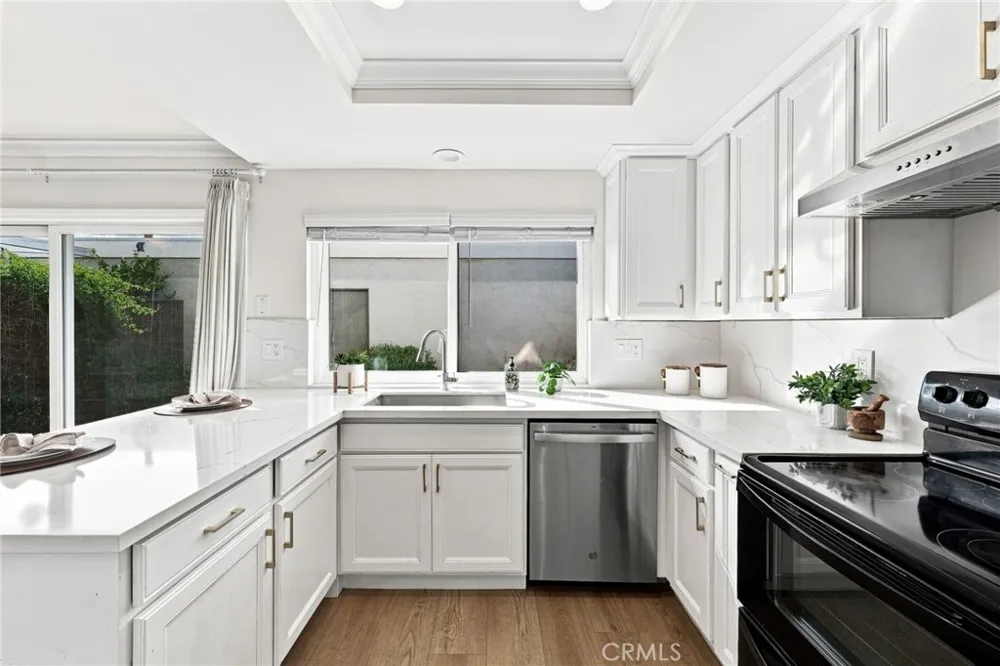 10 Goldenbush Irvine, CA 92604