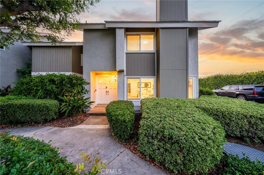 10 Goldenbush Irvine, CA 92604