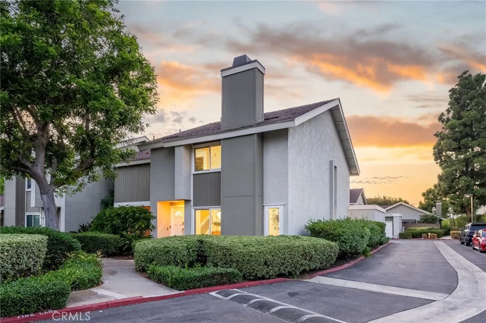 10 Goldenbush Irvine, CA 92604