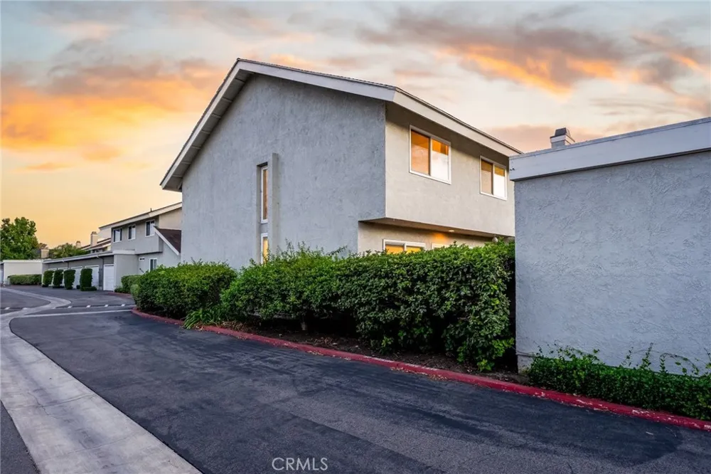 10 Goldenbush Irvine, CA 92604