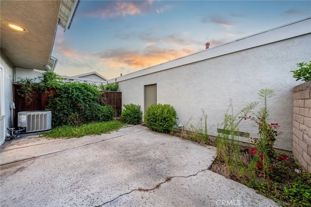 10 Goldenbush Irvine, CA 92604