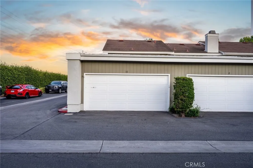 10 Goldenbush Irvine, CA 92604