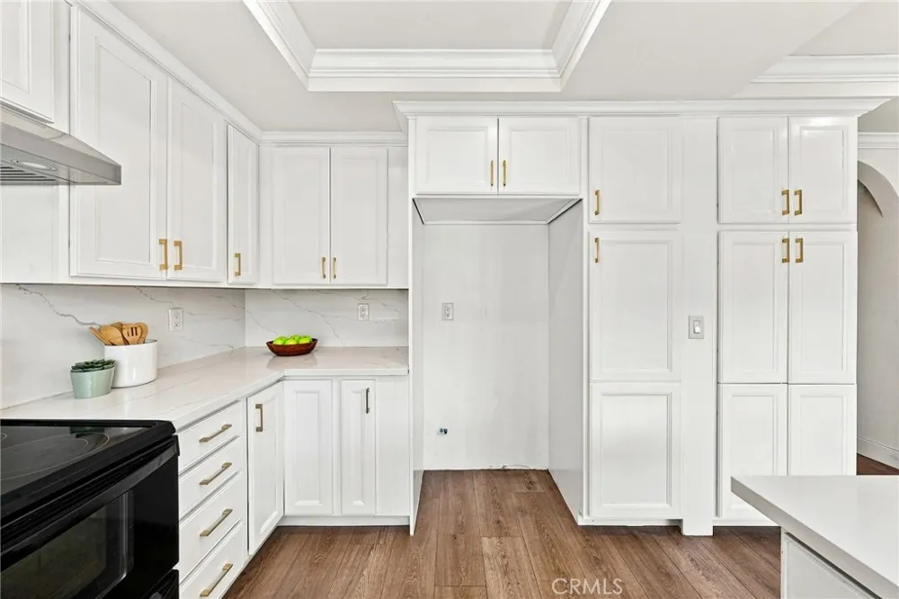 10 Goldenbush Irvine, CA 92604