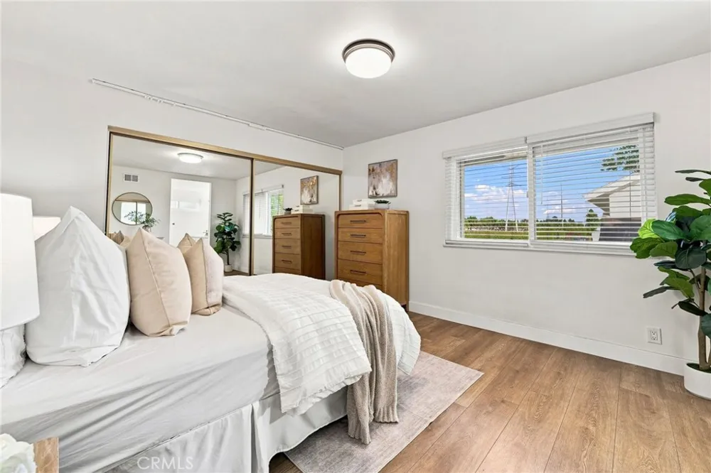 10 Goldenbush Irvine, CA 92604