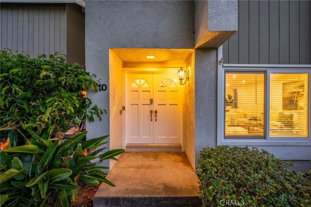 10 Goldenbush Irvine, CA 92604