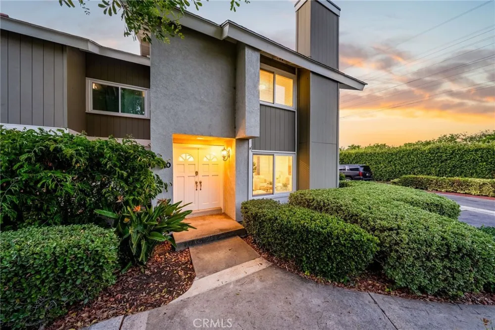 10 Goldenbush Irvine, CA 92604