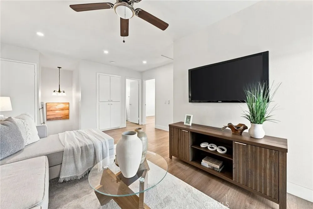 10 Goldenbush Irvine, CA 92604