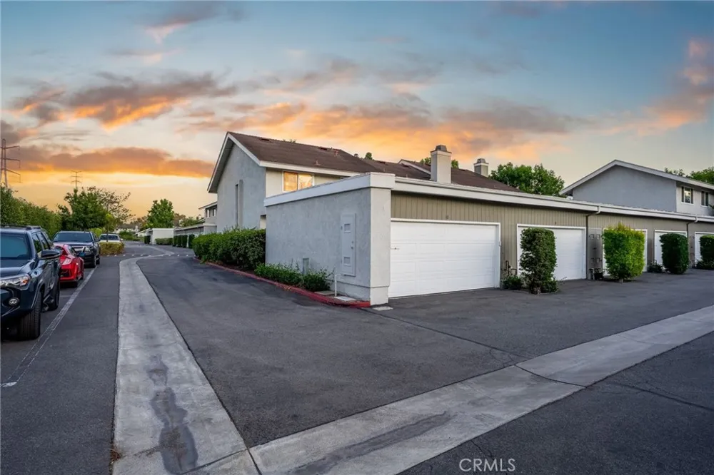10 Goldenbush Irvine, CA 92604